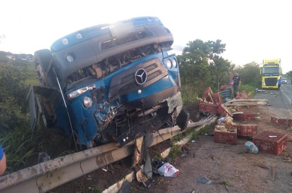 Caminhão capota e sergipanos morrem em Alagoinhas (Foto: Reprodução/ Facebook/ @AlagoinhasRegião)