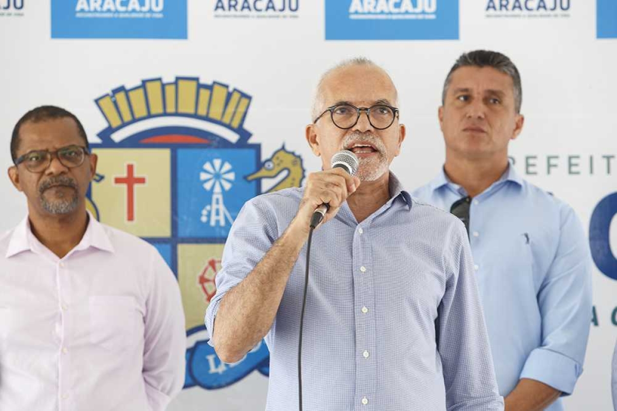 Prefeito de Aracaju autoriza obra de urbanização de R$ 20 milhões nos bairros Coroa do Meio e Atalaia (Foto: Marco Vieira/ PMA)