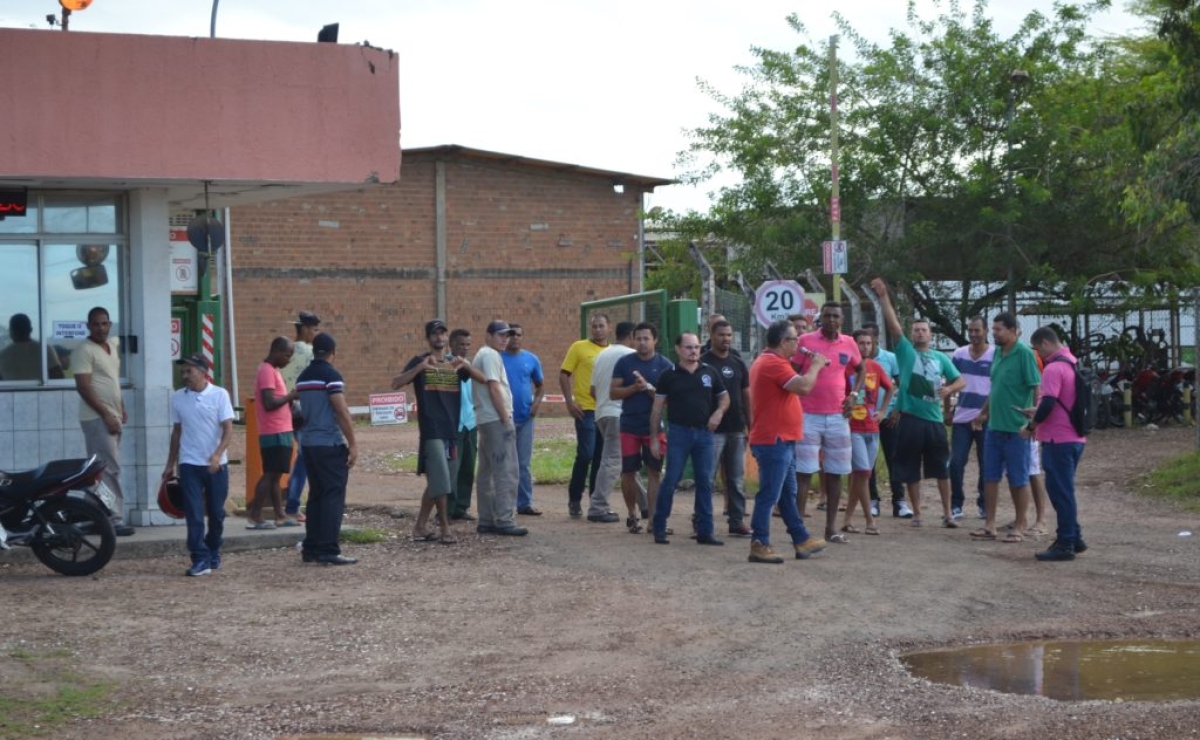 Trabalhadores se posicionam contra demissões (Foto: Portal Infonet)