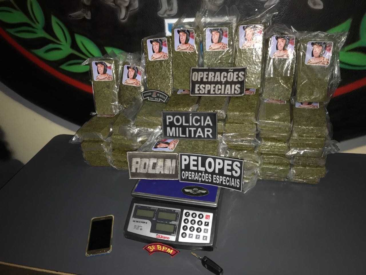 A droga estava em embalagens com a figura do personagem Chaves (Foto: 3º Batalhão da PM/Arapiraca)