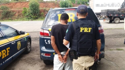 PRF detém passageiro com mandado de prisão em aberto pelo crime de roubo majorado (Foto: Assessoria PRF/SE)