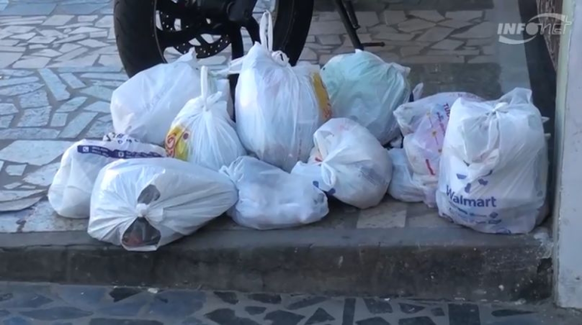 Moradores reclamam de atraso na coleta de lixo de Aracaju (Imagem: Reprodução de vídeo/ Portal Infonet)