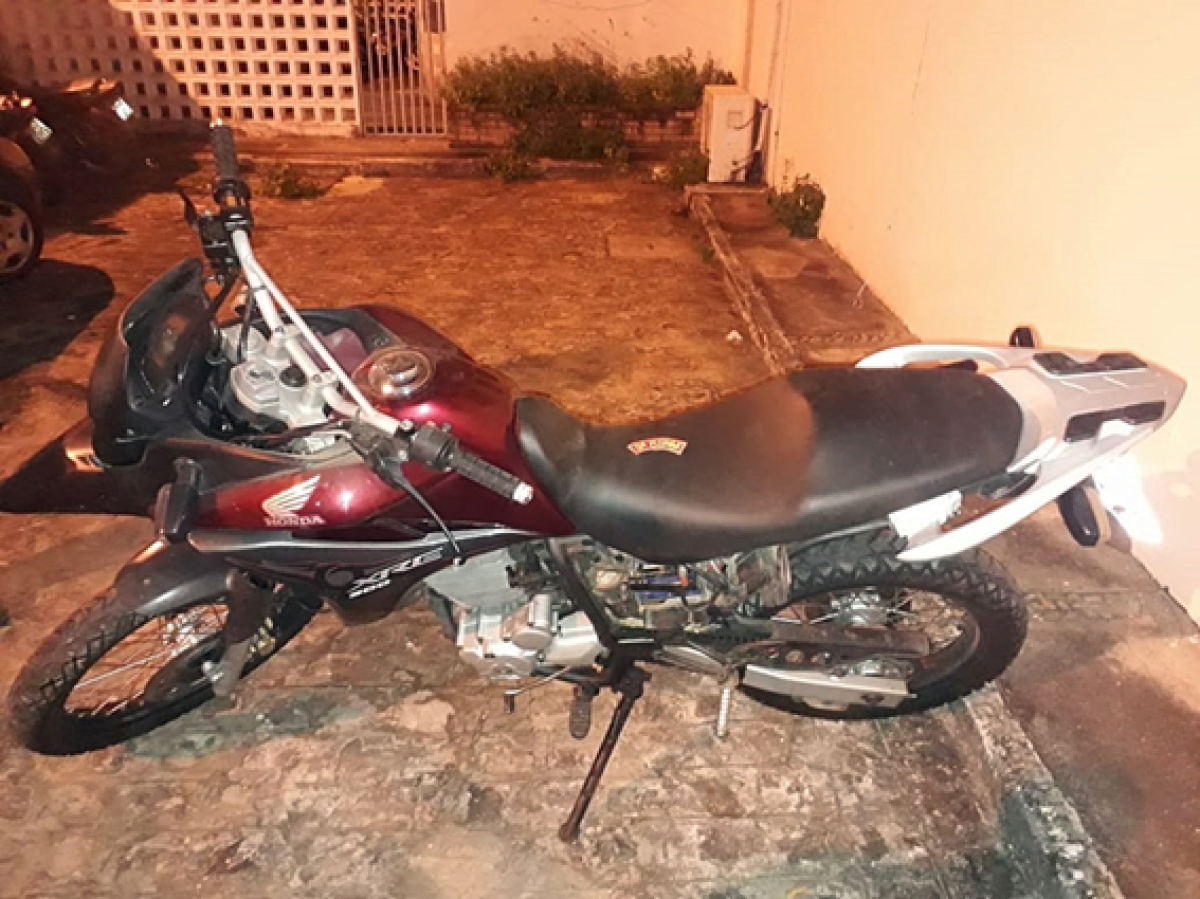 Moto é recuperada pela PM em Laranjeiras (Foto: Assessoria PM/SE)