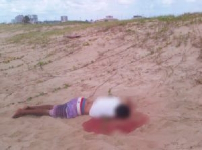 Corpo foi encontrado na areia da praia (Foto: Reprodução/ WhatsApp/ Grupo JP & Ana Informações/ Via Portal Infonet)