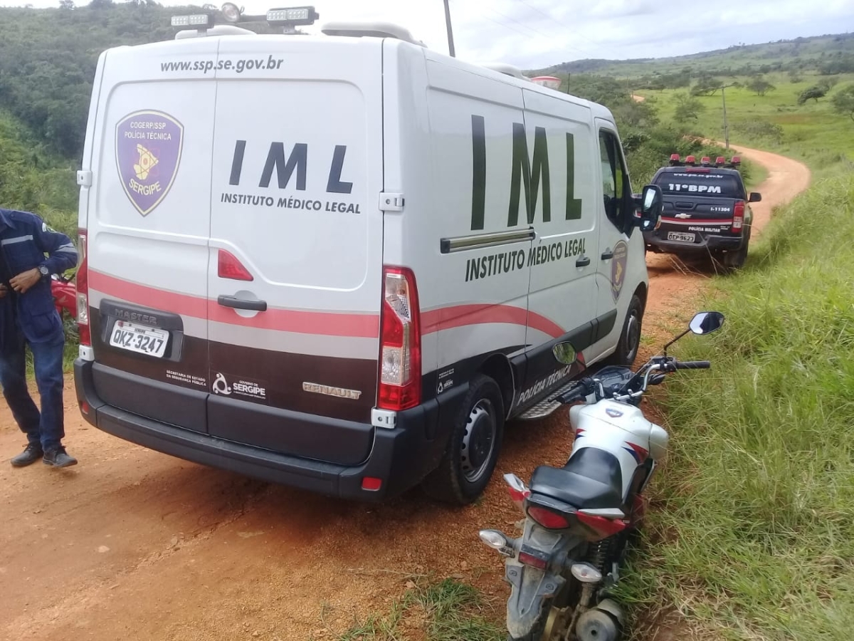 Corpo foi encontrado em matagal (Foto: Rogério Monteiro/ Via Portal Infonet)