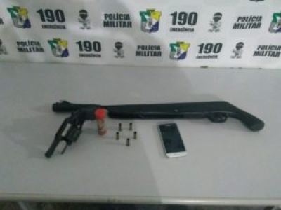 Duas armas foram apreendidas (Foto: Reprodução/ Informações Policiais/ Via Portal Infonet)