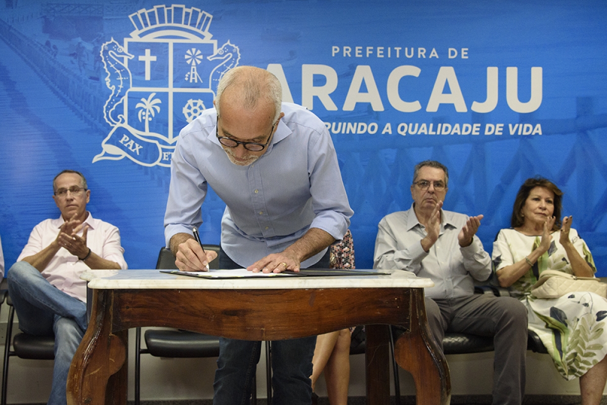 Prefeito de Arcacaju sanciona lei que altera o nome da avenida Heráclito Rollemberg para José Carlos Silva (Foto: Marco Vieira/ PMA)