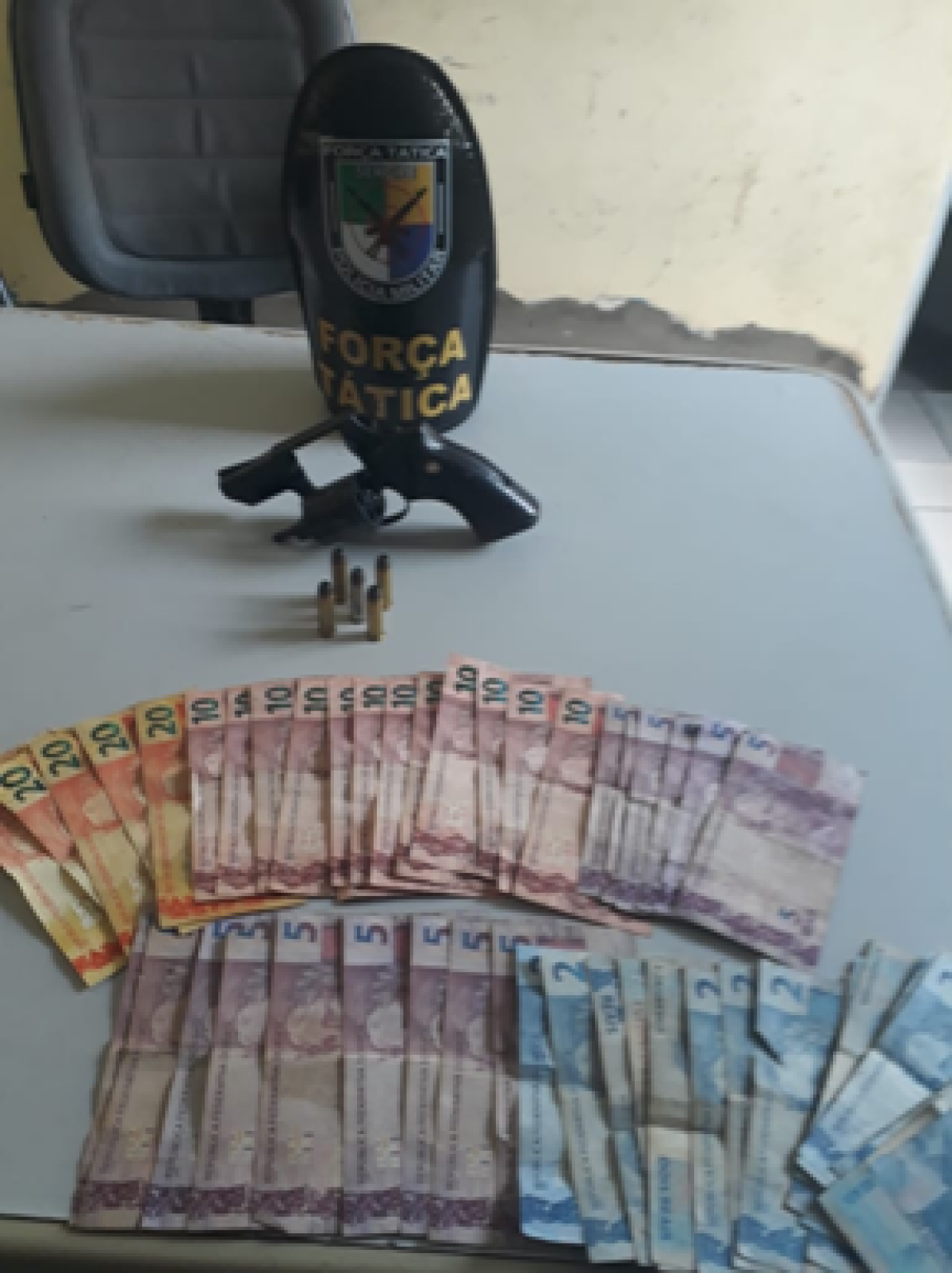 Polícia Militar apreende arma de fogo após abordagem a motociclistas no Conjunto Jardim (Foto: Assessoria PM/SE)