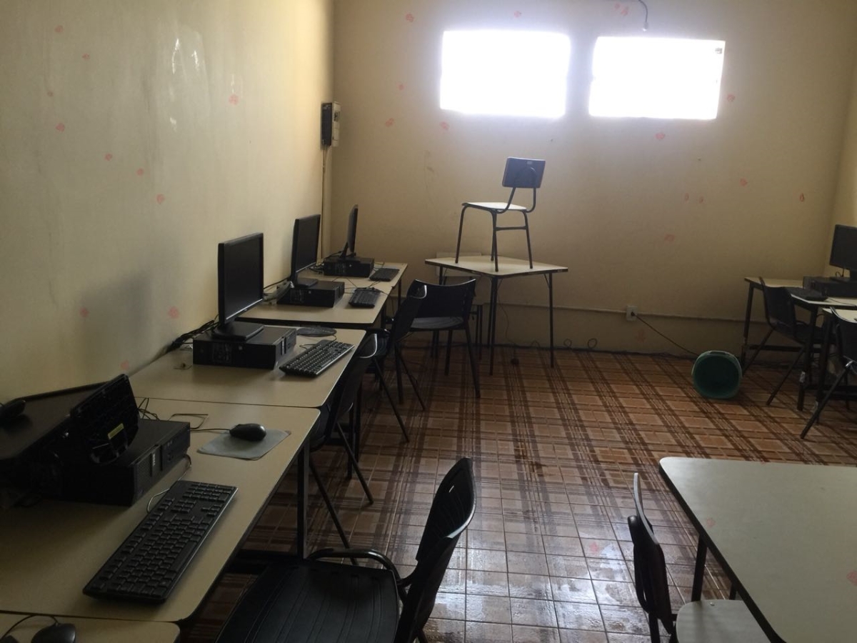 Sala de informática foi revirada (Foto: Coordenação da Biblioteca Pública Francisco Barreto do Rosário)
