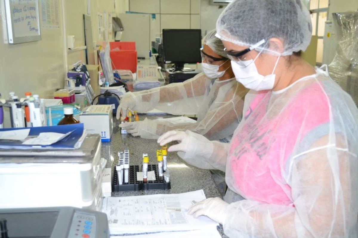 No laboratório de Imunobiologia as amostras são preparadas para testes (Foto: Assessoria SES/SE)