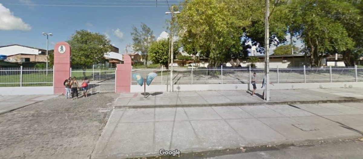 Aluno estava na quadra de esportes quando dois homens entraram no colégio e desferiram os golpes de faca (Foto: Reprodução/ Google Maps)