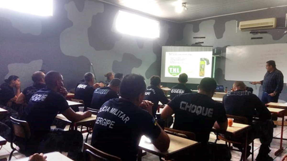 Policiais militares recebem instrução de armamento de defesa não letal (Foto: PM/SE)