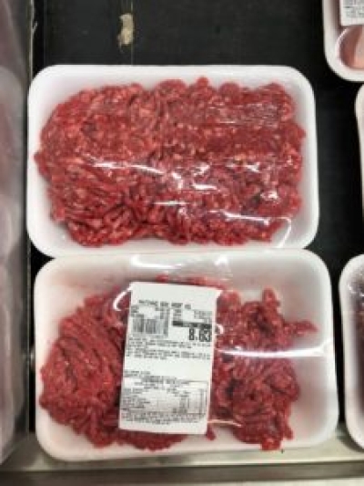 A carne só pode ser moída na presença do cliente, diz lei municipal (Foto: Procon/SE)