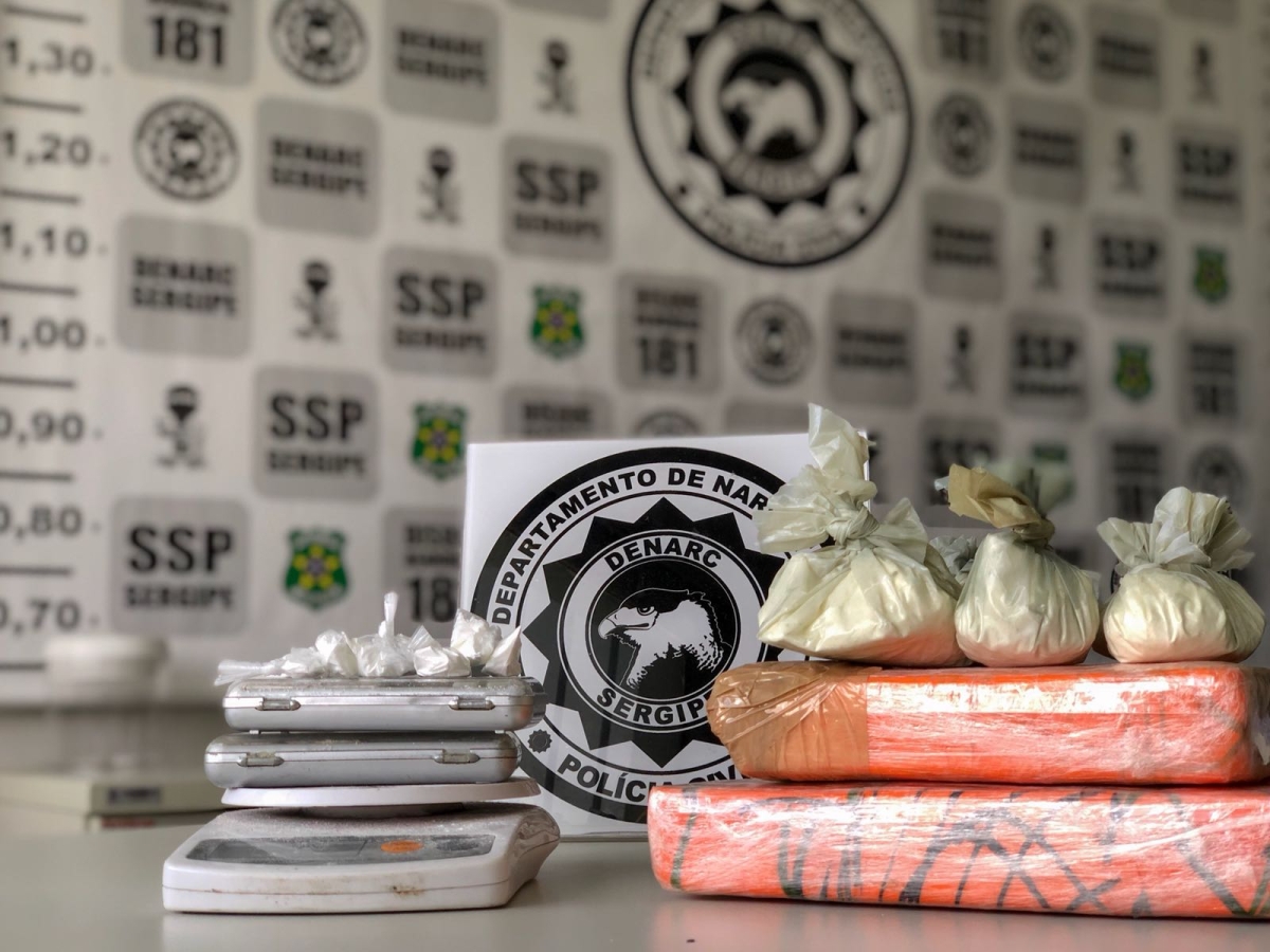Droga e objetos encontrados na residência do acusado (Foto: SSP/SE)