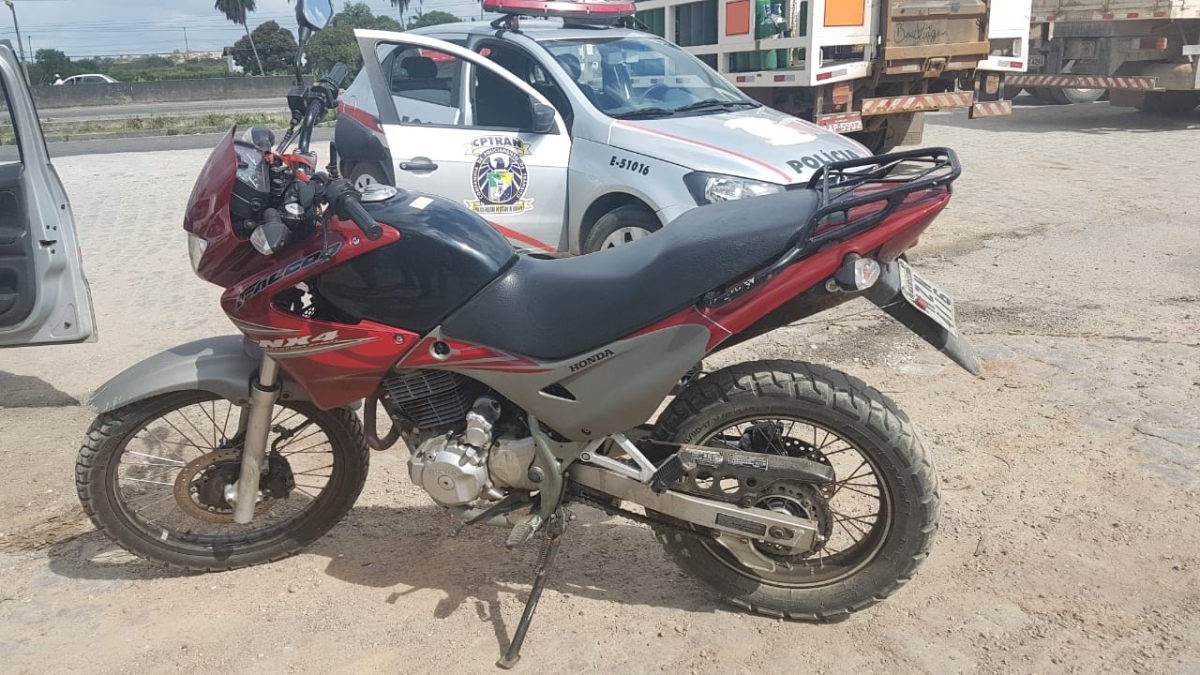 PM recupera motocicleta roubada no Santa Cecília (Foto: PM/SE)