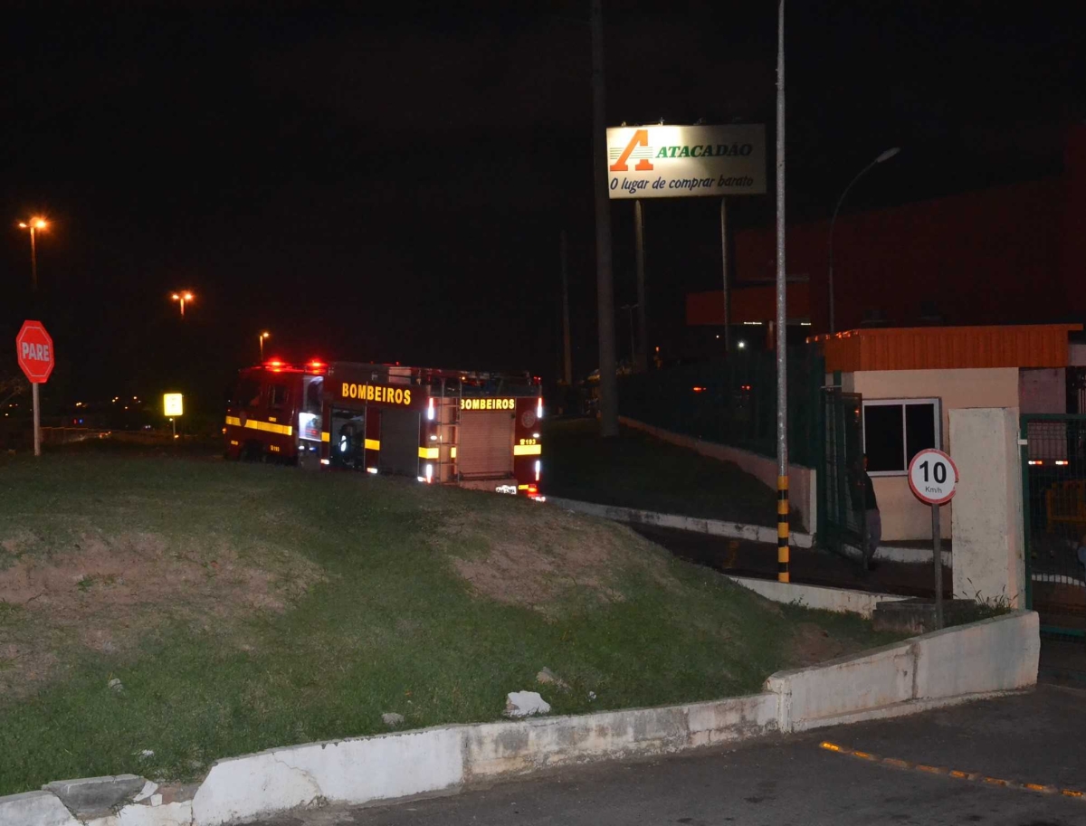 Incêndio ocorreu em depósito de papéis (Foto: Via Portal Infonet)