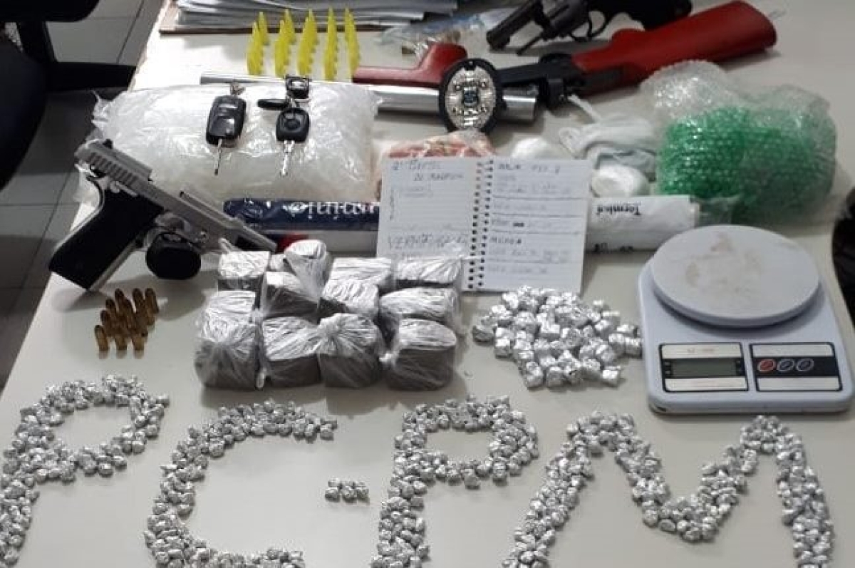 Durante a operação foram apreendidas drogas e armas de fogo (Foto: SSP/SE)