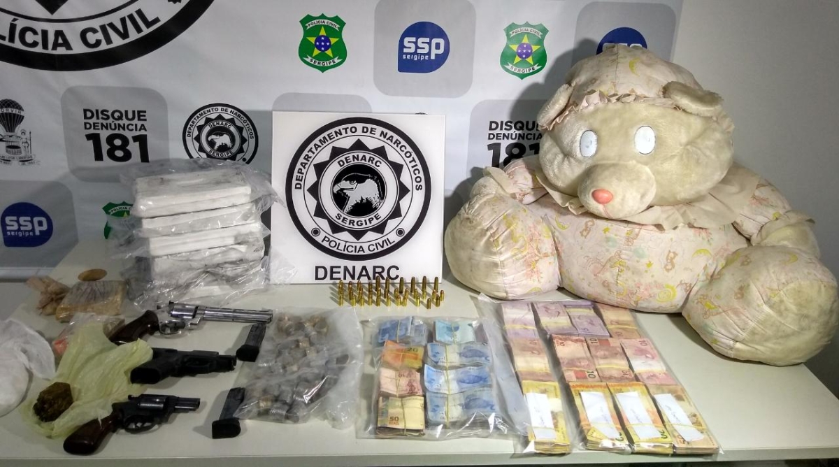Operação do Denarc prende traficantes, apreende armas de fogo, drogas e carro blindado (Foto: SSP/SE)
