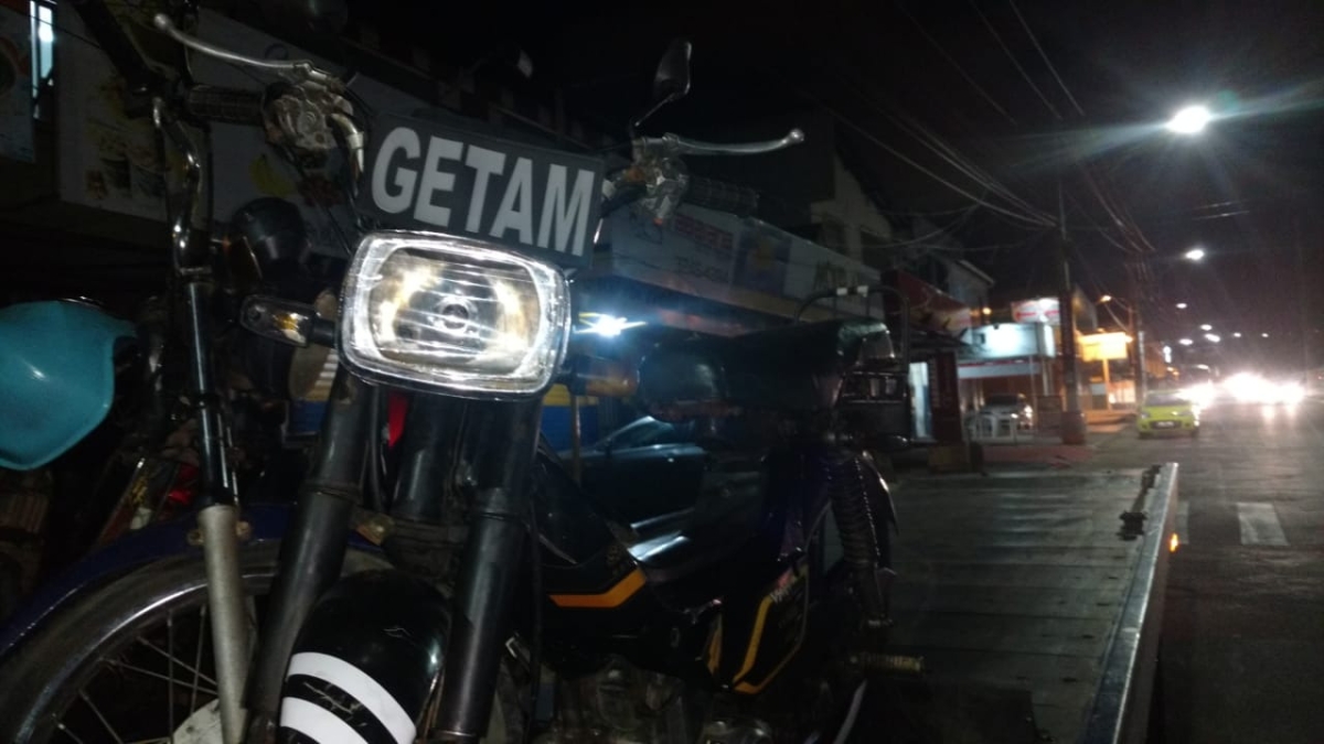 Mãe e filho são abordados pela Polícia Militar na Barra dos Coqueiros com motocicleta roubada (Foto: SSP/SE)