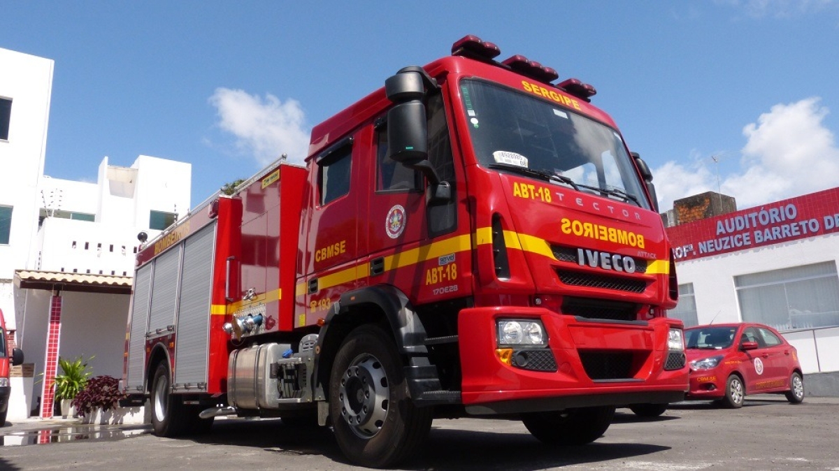 Bombeiros controlam incêndio em agência bancária no Centro de Aracaju (Foto: SSP/SE)