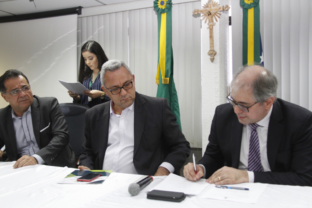Solenidade de assinaturas na área de resíduos sólidos é realizada no TCE/Sergipe (Foto: TCE/SE)