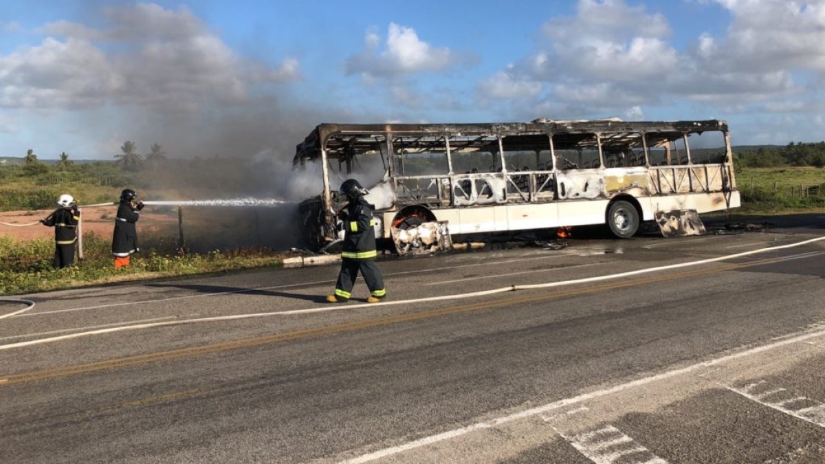 �?nibus pega fogo em posto de gasolina em Pirambu (Foto: Portal Infonet)