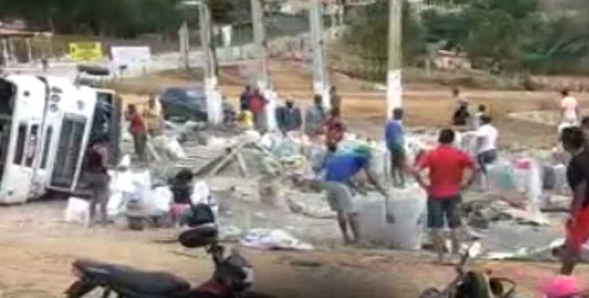 Caminhão tomba e moradores saqueiam carga em Canindé de São Francisco, Sergipe (Foto: Via Xodó News)