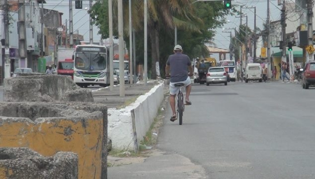 Deficiências em ciclovias deixam ciclistas à mercê de veículos (Imagem: Reprodução de vídeo/ Portal Infonet)