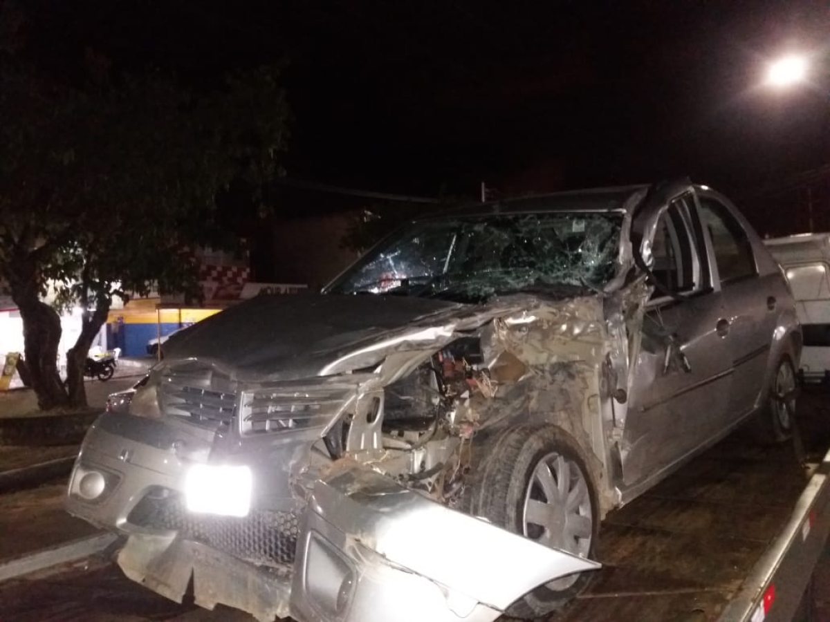 Carro roubado localizado após colisão (Foto: PM/SE)