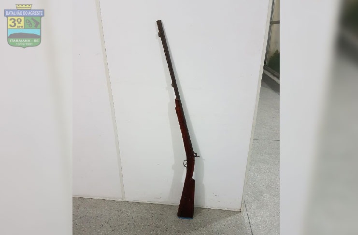 Arma é apreendida pela PM após briga entre irmãos em Campo do Brito (Foto: SSP/SE)