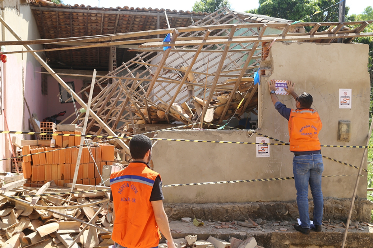 Defesa Civil notifica proprietário de casa em que telhado desabou  (Foto: Sergio Silva/ PMA)