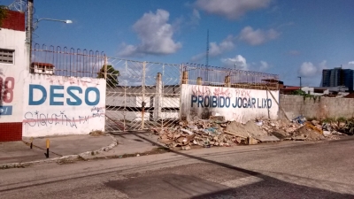 Terrenos da Deso abandonados servem de depósito para lixo (Foto: Sindisan/SE)