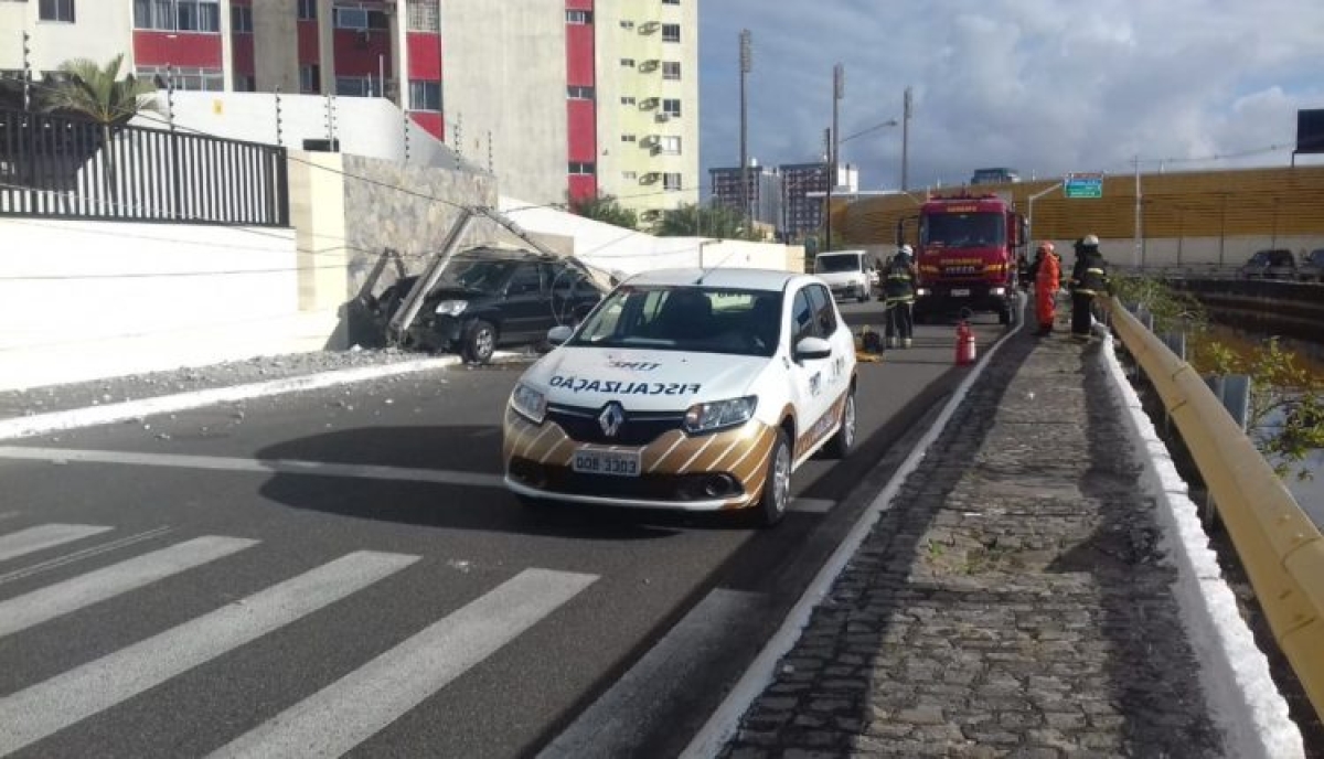 Acidente ocorreu na avenida Anísio Azevedo (Foto: SMTT/Aracaju)