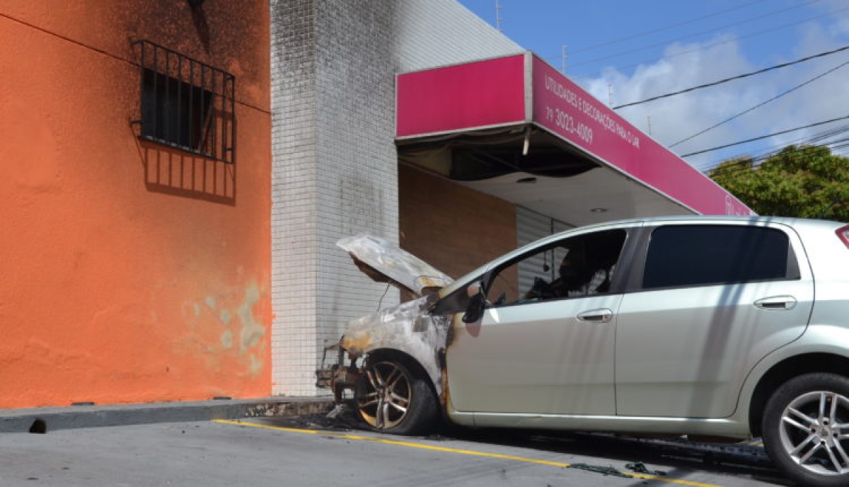 Carro estava no estacionamento de uma loja (Foto: Portal Infonet)