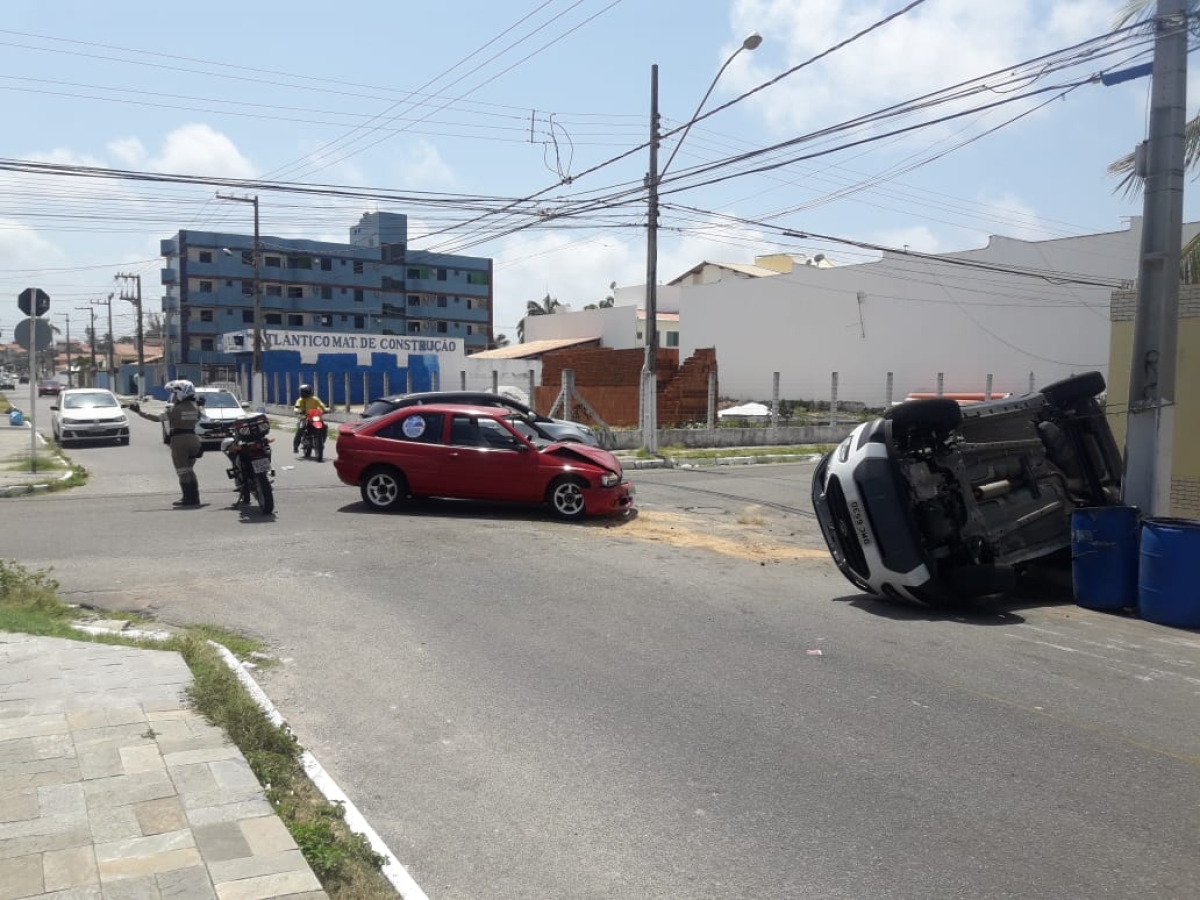 Um dos veículos capotou com a colisão (Foto: SMTT/Aracaju)