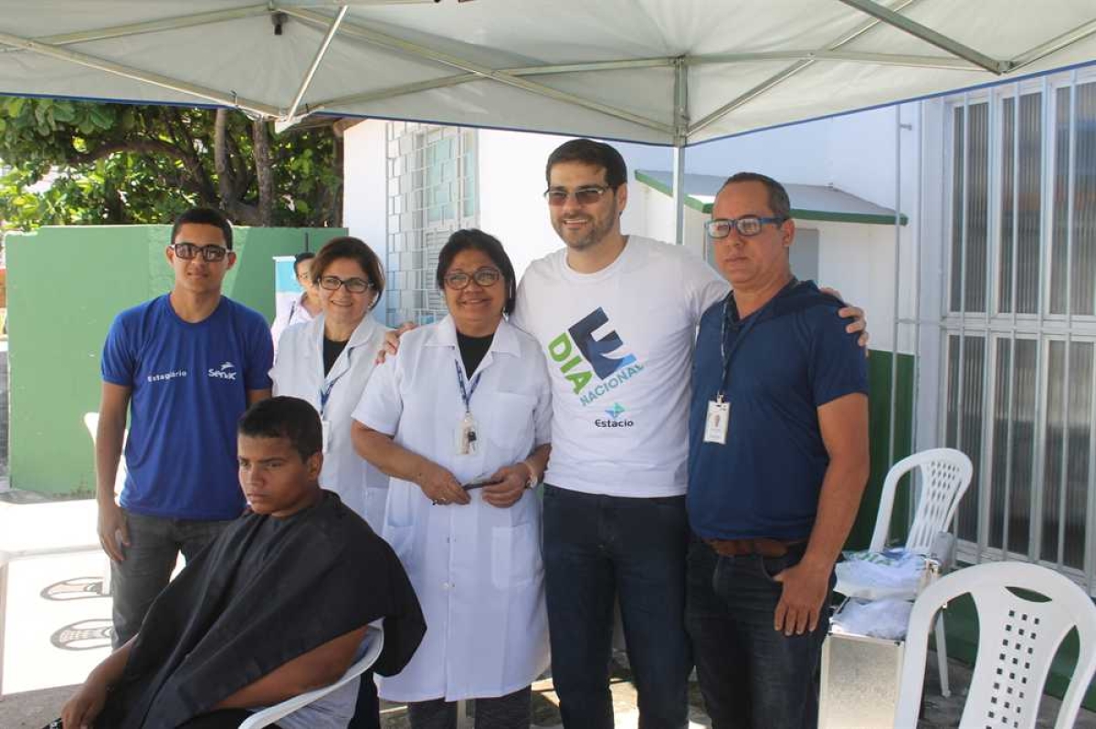 Professores da Faculdade Estácio e voluntários no Dia E de 2017, realizado no bairro Coroa do Meio, em Aracaju (Foto: Destaque Comunicação)