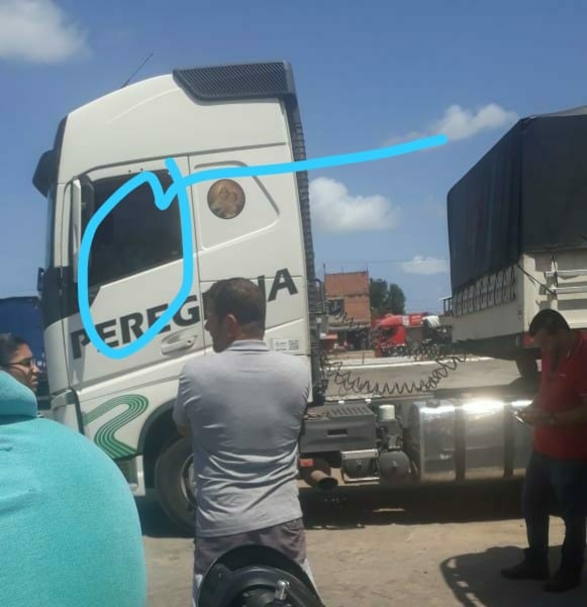 O veículo estava estacionado em um posto de gasolina no município de Maruim (Foto: WhatsApp/ Grupo Sergipe Notícias/ Via Portal Infonet)