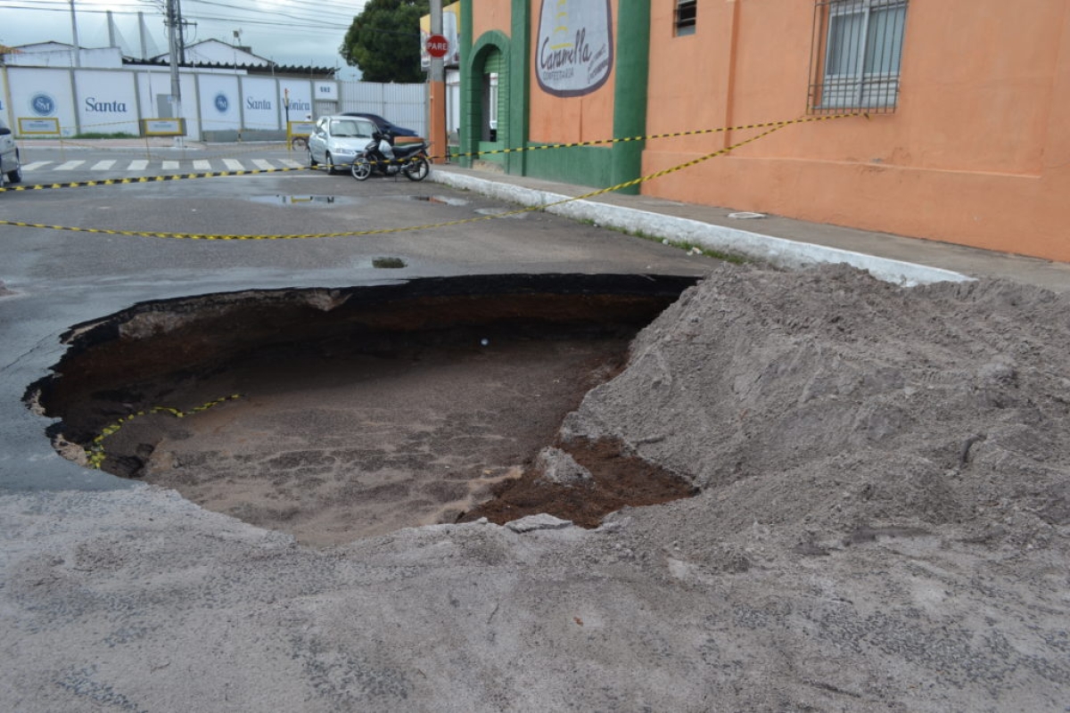 Cratera tomou conta da via (Foto: Portal Infonet)