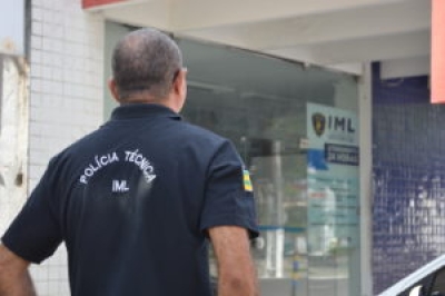 Família foi ao IML retirar o corpo do adolescente (Foto: Portal Infonet)