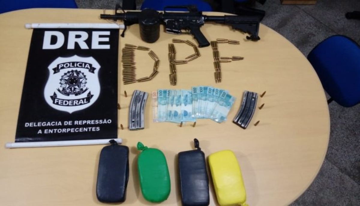Foram apreendidos 4,5 kg de cocaína acondicionada em 4 tabletes e um armamento pesado, um fuzil .556 e munições (Foto: PF/SE)