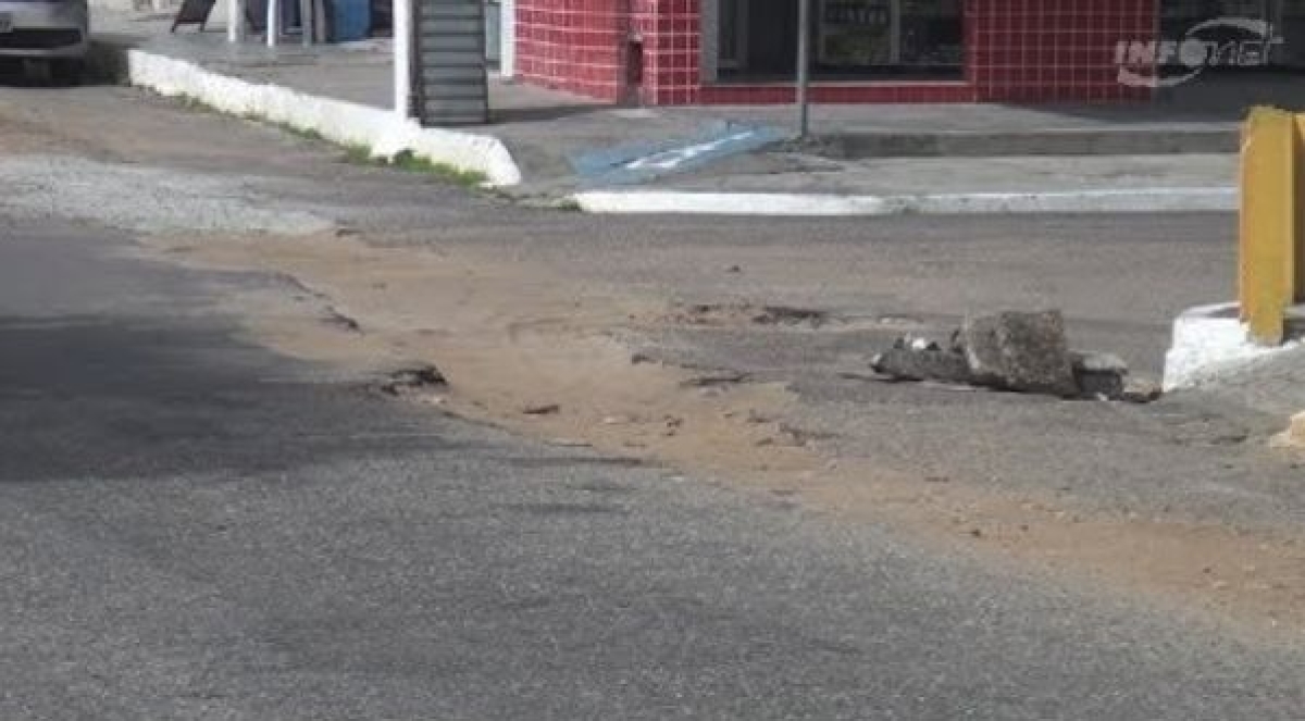 Moradores fecham rua em protesto contra obra inacabada da Deso (Imagem: Reprodução de vídeo/ Portal Infonet)