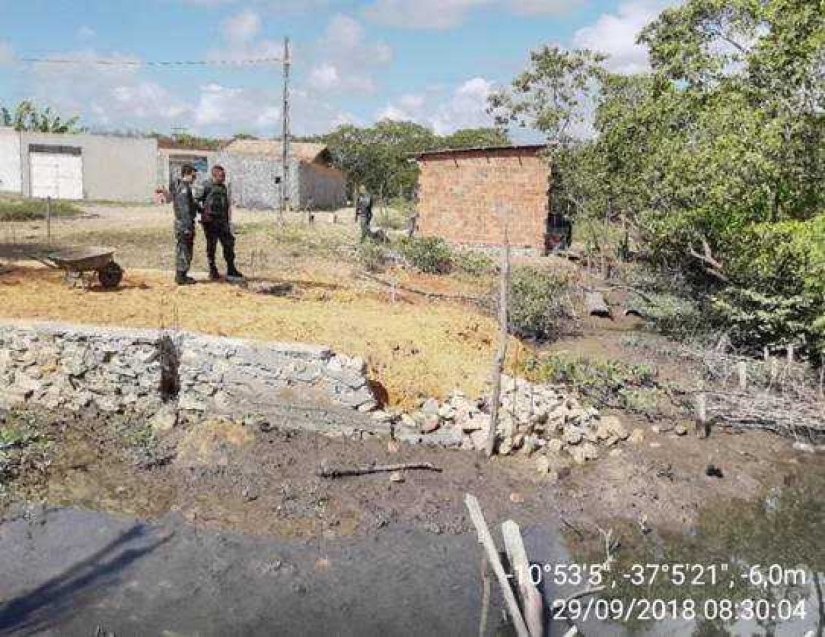 PM flagra aterro irregular de manguezal no Bairro Soledade (Foto: Assessoria PM/SE)