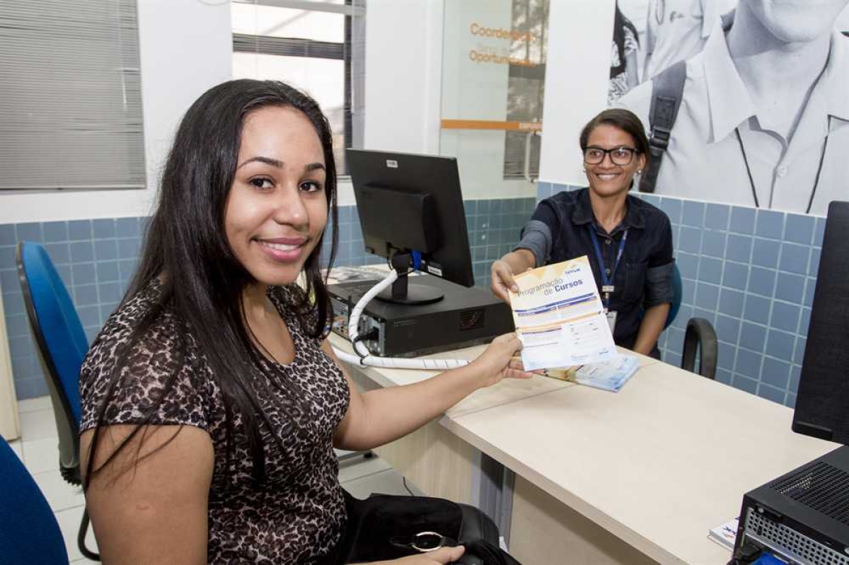 Roberta cadastra seu currículo no Banco de Oportunidades (Foto: Senac/SE)