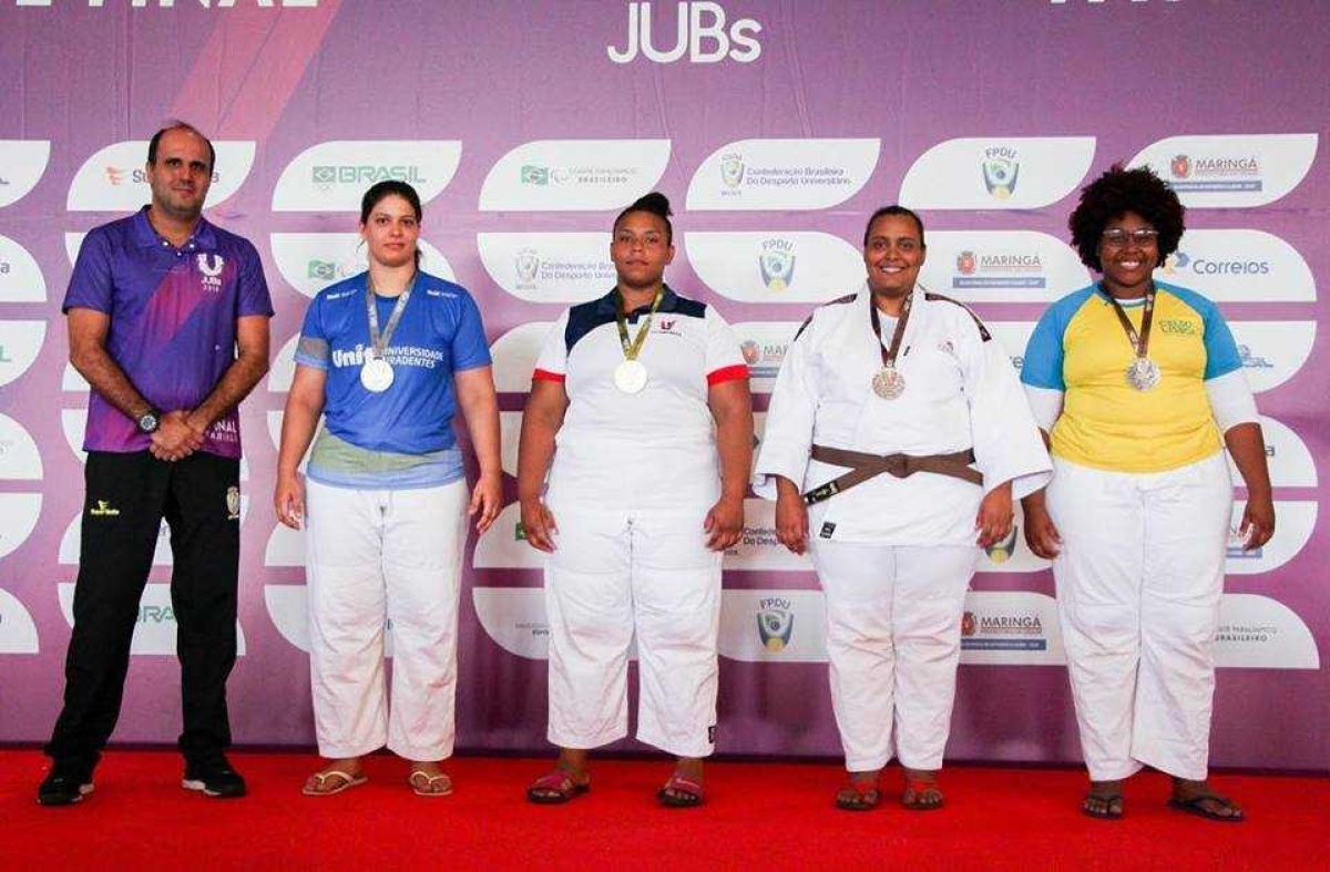 Istelina, primeira atleta à esquerda: quarta medalha em Jogos Universitários (Foto: CBDU)