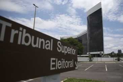 O TSE aumentou o esquema de segurança para acessar o prédio do tribunal neste domingo (Foto: José Cruz/ Agência Brasil)