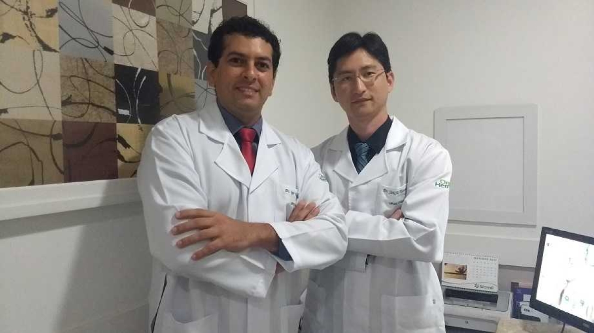 Urologista oncológico especialista em cirurgia robótica da Clínica Onco Hematos, Dr. Igor Nunes Silva, e urologista André Yoichi Kuwano (Foto: Assessoria Onco Hematos)