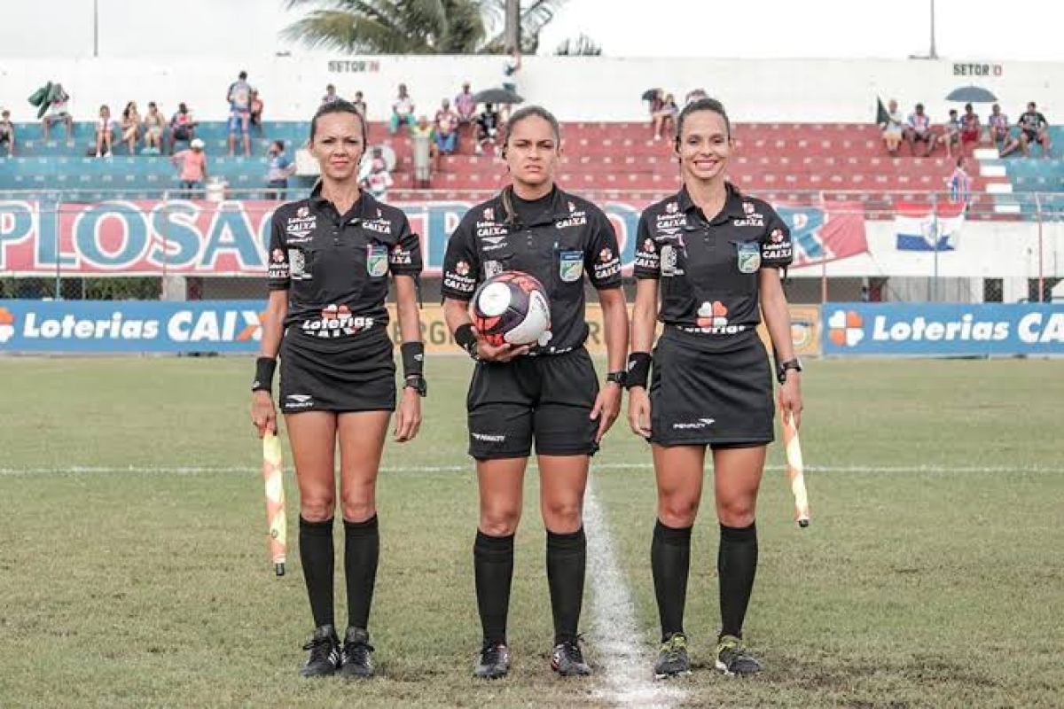 Thayslane, no centro: única representante atual da arbitragem sergipana na FIFA (Foto: FSF)