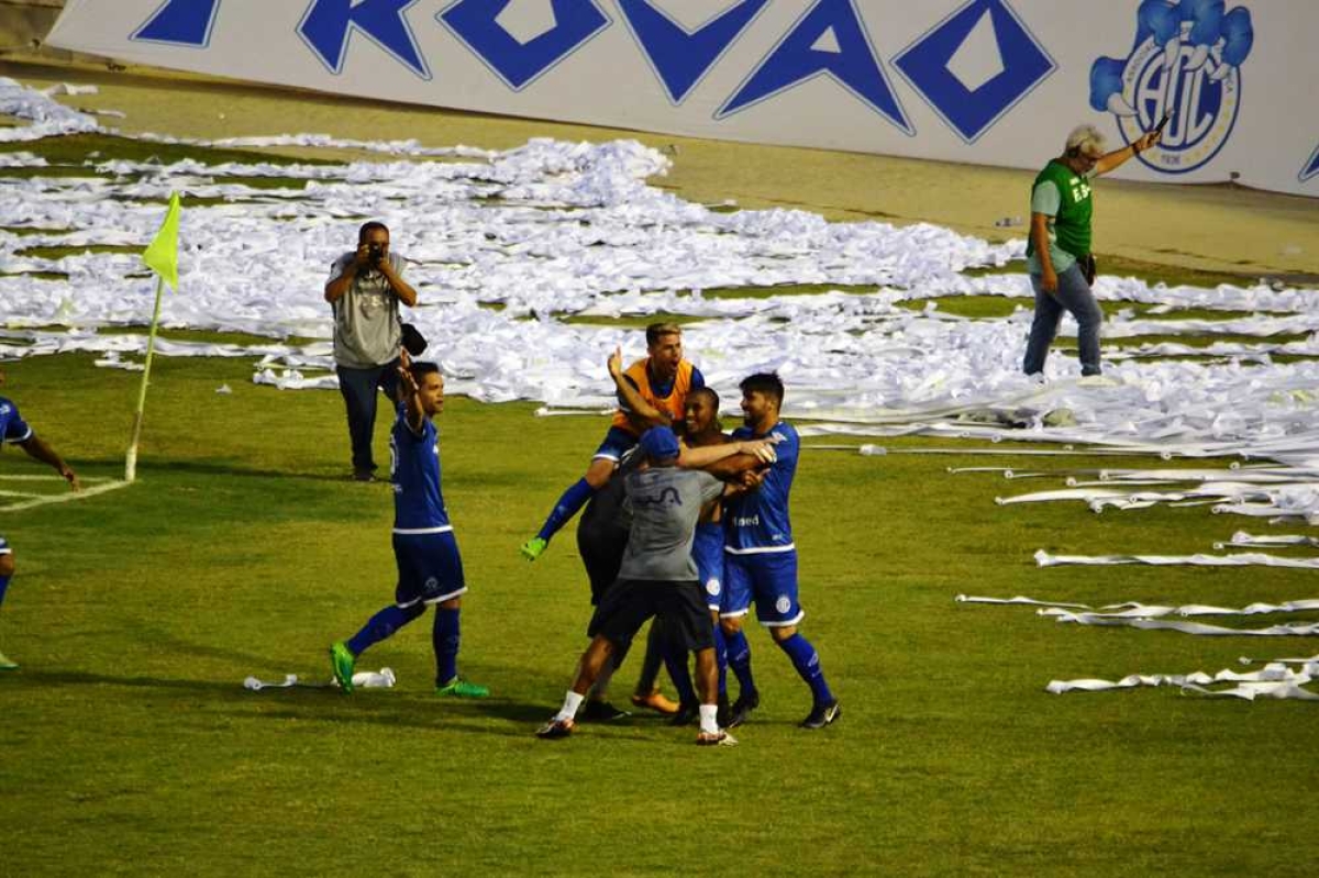 Gustavinho vai pra galera: gol da vitória (Foto: Igor Matheus/ Portal Infonet)