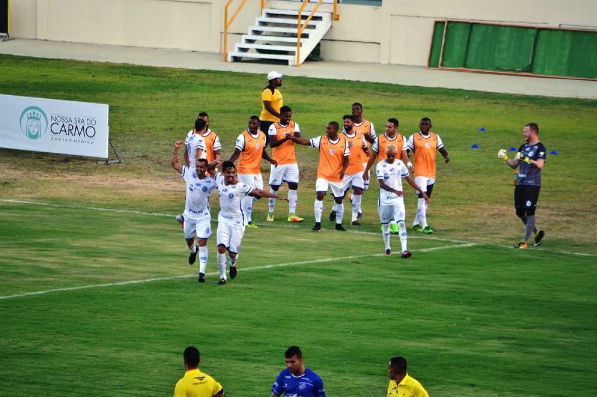 Simon comemora: Confiança 2 a 0 (Foto: Igor Matheus/ Portal Infonet)