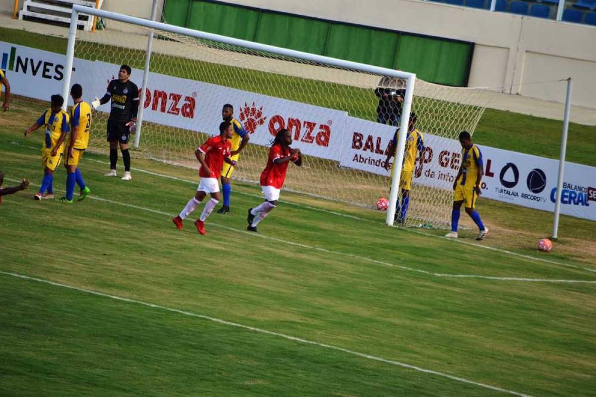 Leandro Love desencantou e marcou o segundo: Sergipe 2 a 0 (Foto: Igor Matheus/ Portal Infonet)